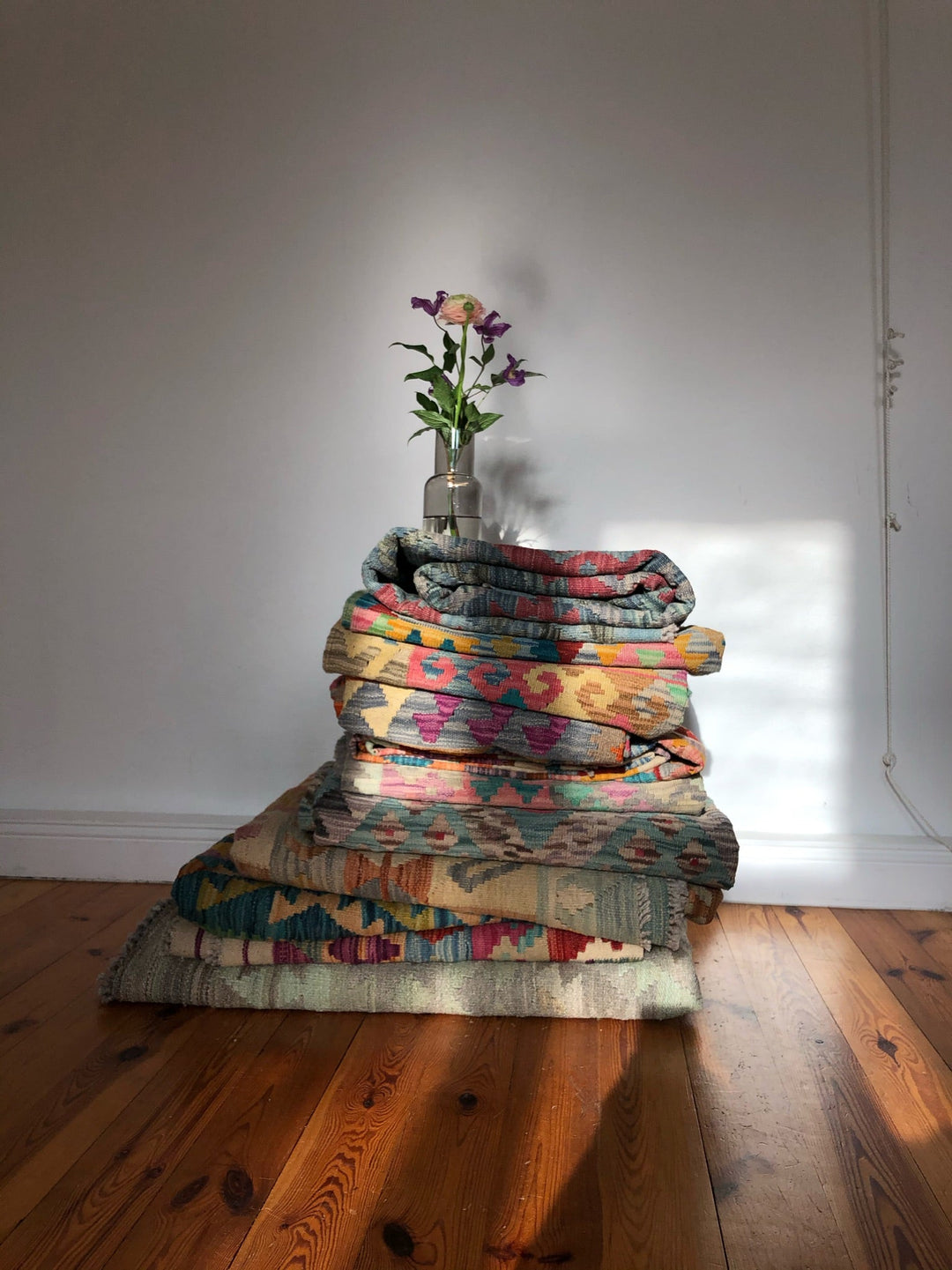 Kelim Teppiche gestapelt